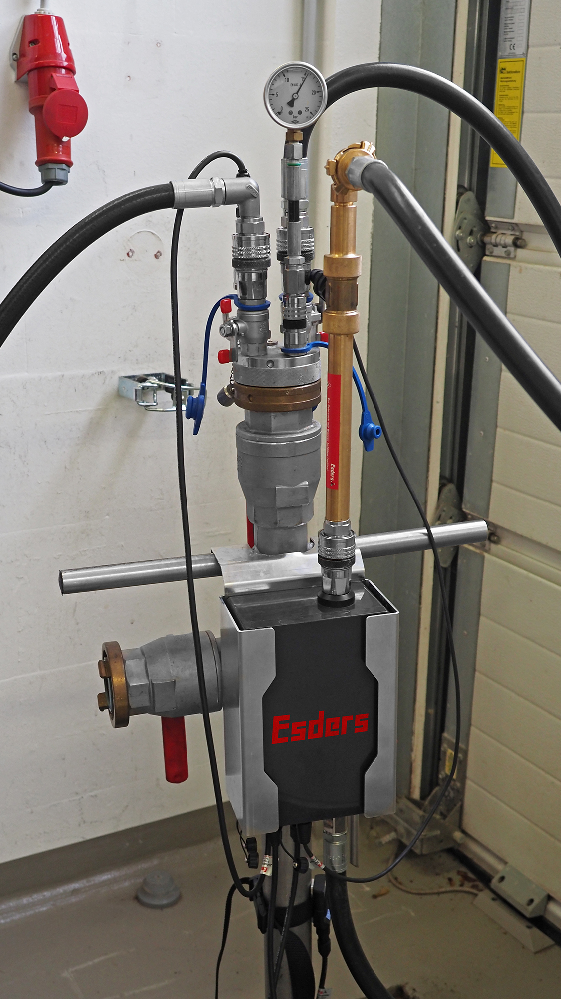 Automatic water drain equipment for pressure testing