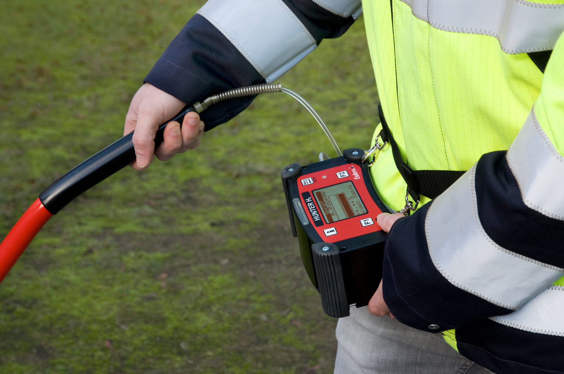 Expert using the HUNTER H2 water leakage detection device