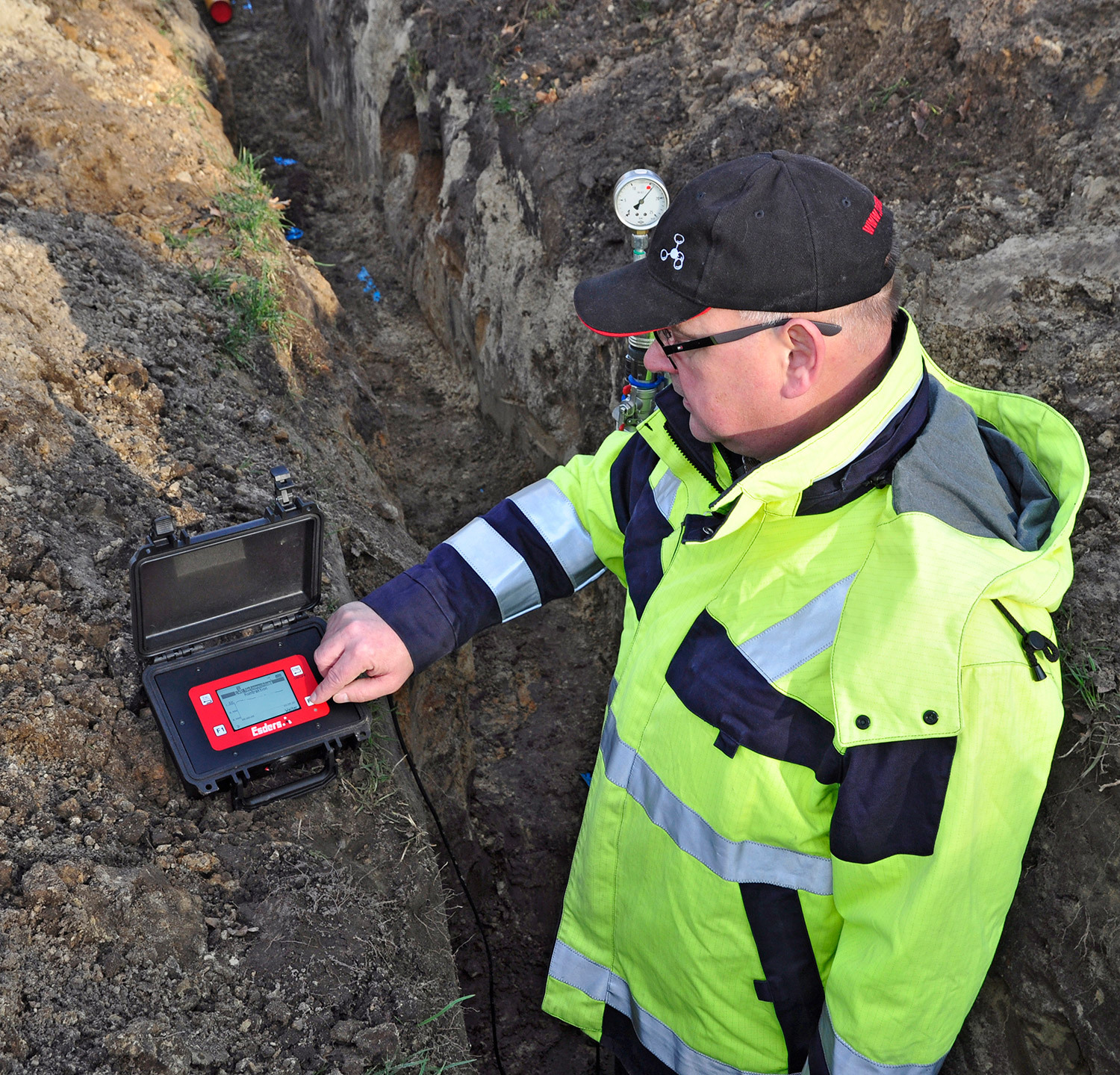 smart memo pressure testing with Olaf at a construction site