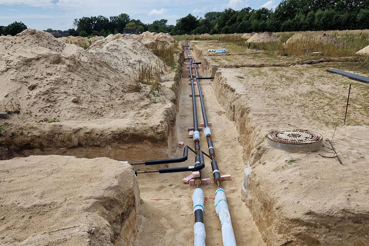 District heating pipeline makes a bend